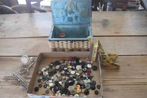 lot 4038 image: Vintage Sewing Basket, Buttons & More