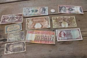 lot 4039 image: Vintage Foreign Money