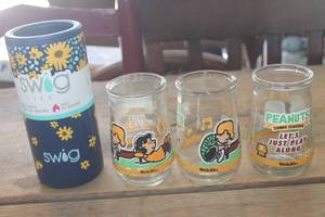 lot 4044 image: Vtg. Peanut Welchs Glasses & More