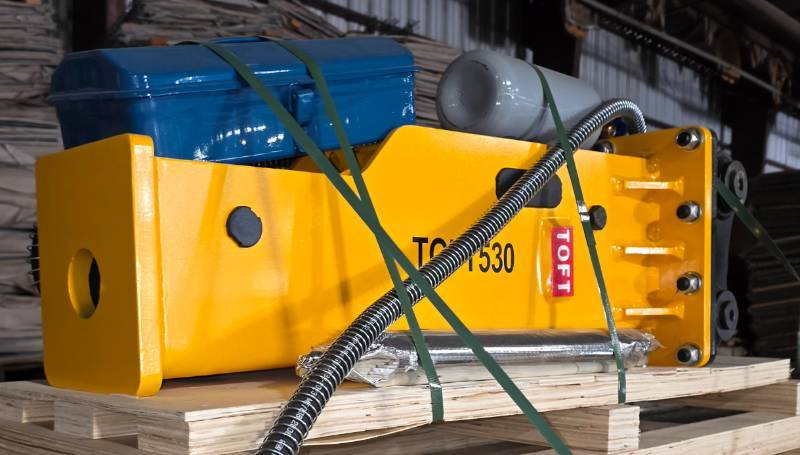 lot 5480 image: Unused BOX type TOFT 530 Hydraulic Hammer with 40mm pins to fit CAT304 or 25-ton excavators
