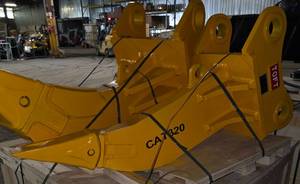 lot 5457 image: Unused TOFT Excavator Ripper with 80mm Pins to fit CAT320 or 20-30 Ton Excavator  TOFT 08ER - 960lbs