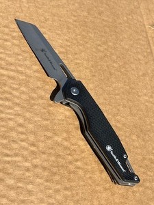Smith & Wesson Extra Sharp Utility Pocket Knife - Carbon Fiber Design Grip