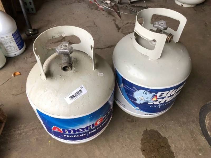 lot 34 image: Lot of 2 propane tanks