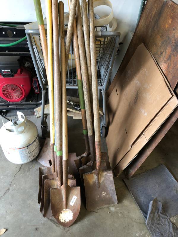lot 35 image: Lot of Spade and Square shovels