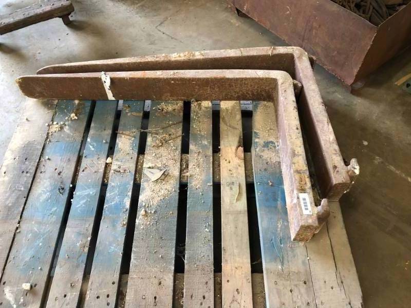 lot 40 image: Set of forklift forks