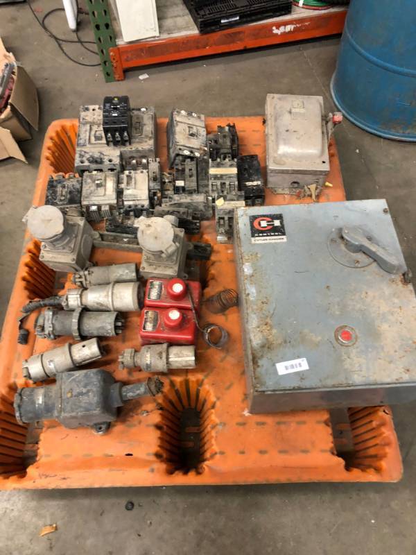 lot 48 image: Large Breakers new and used   Large Generator pin plugs  Square D Safety Switch and more
