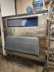 lot 3753 image: Follett Commercial Ice Storage Bin