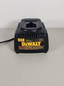lot 137 image: DeWalt DW9116 7.2V-18V Battery Charger