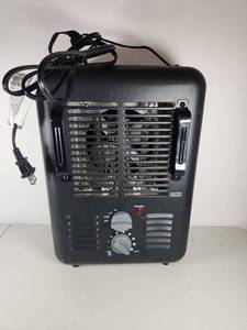 lot 256 image: Compact Electric Space Heater with Fan