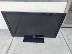 lot 264 image: LG 42LK450 42-inch LCD TV