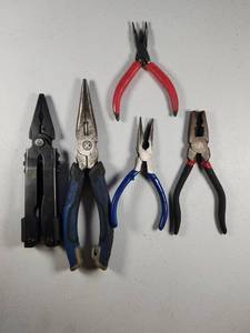 lot 299 image: Mixed Pliers Tool Set