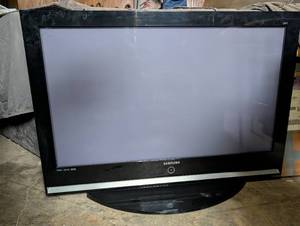lot 99204 image: Samsung HP-S4253 42-inch Plasma TV