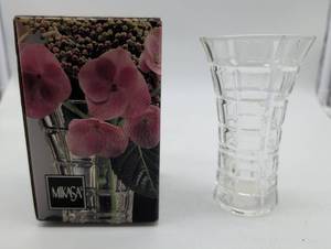 lot 99504 image: Mikasa Monarchy Crystal Bud Vase VZ006612