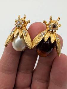 lot 99632 image: Crystal Bee Brooches Pearl and Amber Set