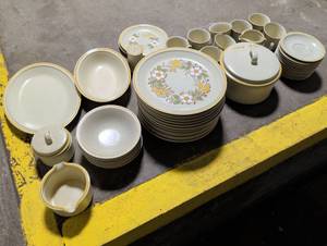lot 99655 image: Hearthside Floral Garden Dinnerware Set 50 pc set