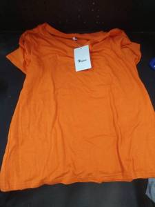 lot 6114 image: Ritiper. V-neck t-shirt size L in colors orange white and blue