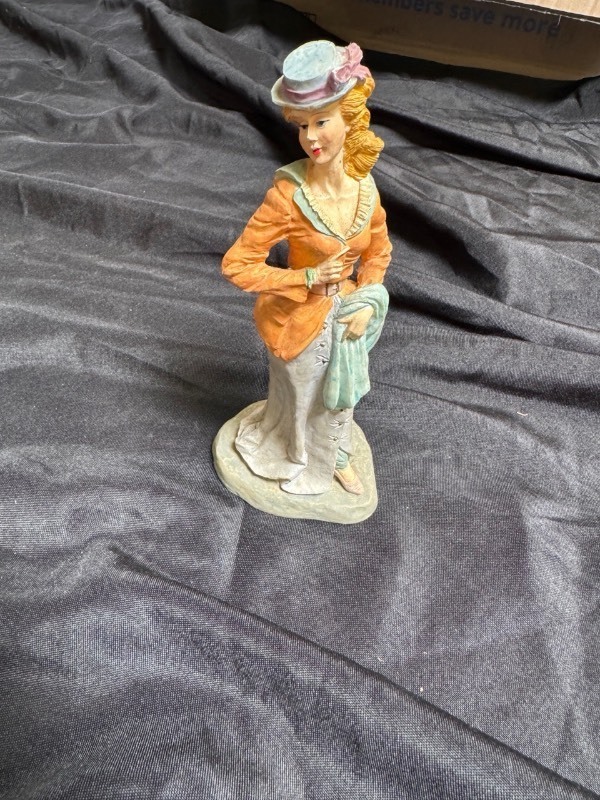 lot 5386047 image: Old fashioned porcelain figure  - Retail $9