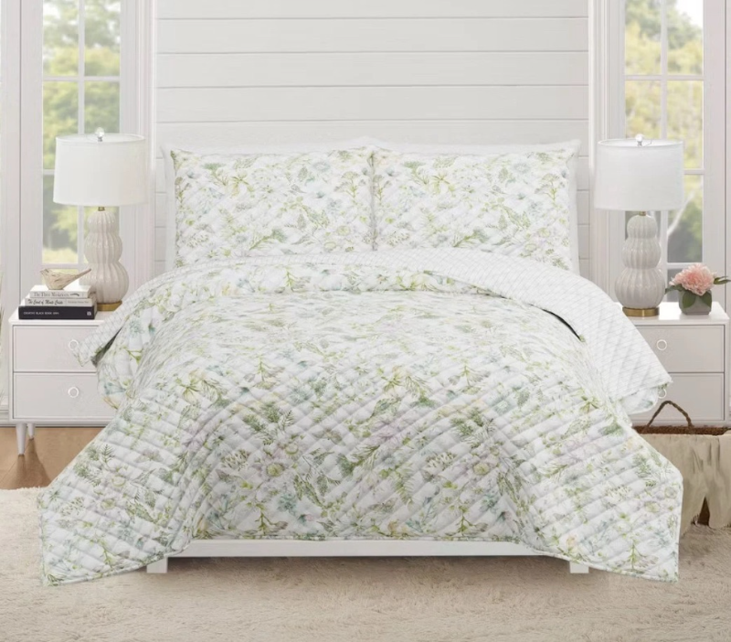 lot 1026 image: Modern Heirloom FullQueen Quilt Set with Shams GreenWhite