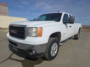 lot 2 image: 2011 GMC Sierra 2500HD SLE 4WD  White