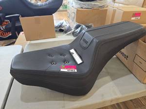 lot 1463 image: Harley-Davidson Bevel Two-Up Seat FLHC FLDE