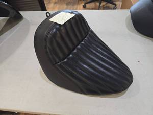 lot 1466 image: Black Leather Motorcycle Seat Fitd 2018 And Newer Street Bob
