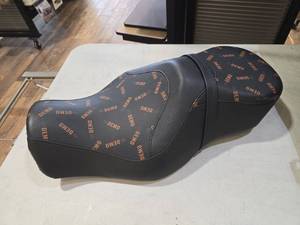 lot 1476 image: Harley-Davidson Demo Motorcycle Seat - Model 883C 1200C