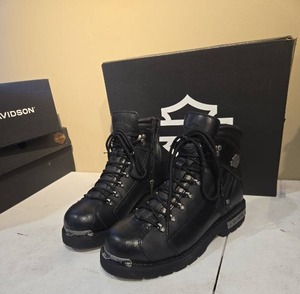 lot 9057 image: Harley-Davidson Brake Light Motorcycle Boots - Size 9M