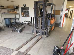 lot 4 image: Toyota 42-3FGU25 Forklift -  Numatic Tire 5000lb Capacity
