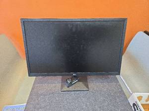 lot 9249 image: LG 24ML44B 24-inch LED Monitor