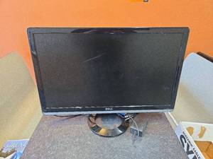 lot 9251 image: Dell LCD Computer Monitor