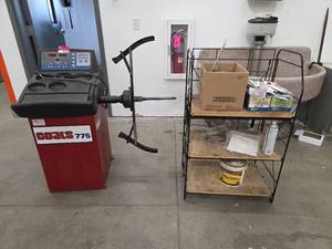 lot 9266 image: Coats 775 Wheel Balancer With Accessories