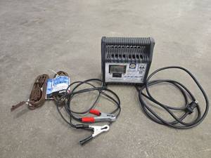 lot 9301 image: NAPA 6A2A Manual Battery Charger