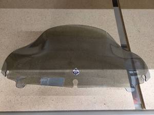 lot 11213 image: Motorcycle Windshield 14-18 FLHT 6.5in
