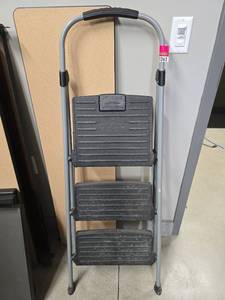 lot 11262 image: Cosco 3-Step Folding Ladder - 32in