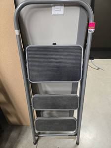 lot 11263 image: Tricam 3-Step Folding Ladder Model TR-3G-RB