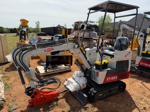 lot 4016 image: Unused BTTL Mini Excavator 1500KG w Breaker (15H-6)  Get a package deal with this unit- Breaker and Bucket included