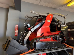 lot 4046 image: Unused SDLANCH Ride-On Skid Steer Loader w Canopy (SDLL580)