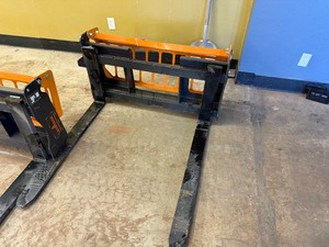 lot 4320 image: Unused Landhonor Skid Steer Pallet Fork (PF-11-3500G)