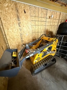 lot 4044 image: Unused SDLANCH Skid Steer Loader (SDLL60) Damaged - Hood and Control Handles for bucket tilt and raise are broke, unit runs and drives but bucket action compromised