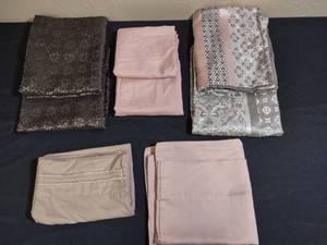 lot 356 image: 8 pillowcases standard size
