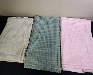 lot 369 image: Three good condition lightweight throw blankets - all approx 48x60 each - pink,  mint green,  light gray