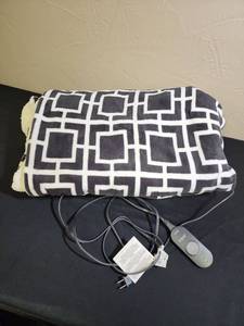 lot 371 image: Sunbeam Electric Heated Sherpa lined Throw Blanket model AA85 48x56