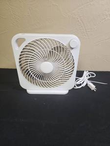 lot 383 image: White Table Top Box Fan with Spiral Blade Design - tested works good