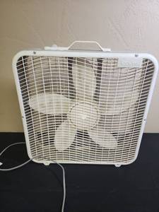 lot 384 image: Aerospeed 20 Box Fan - tested works but not a strong fan, not much difference in the speeds, but fairly quiet. Needs a good cleaning