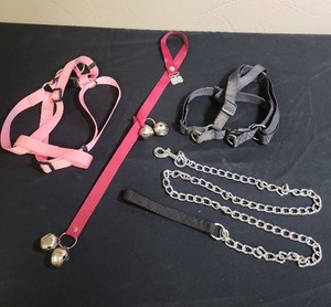 lot 417 image: Two pet harnesses, chain leash, and a dog bell door hanger - harnesses for medium to large dogs