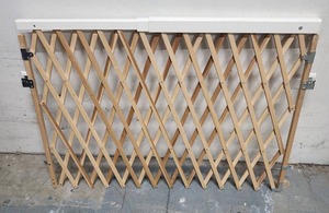 lot 414 image: Adjustable Pet gate wood with white plastic edge - has brackets for attaching to wall, but no wall mounting hardware included. 30.5 H. Expands from 26.5 W to 50 W (including the side brackets)