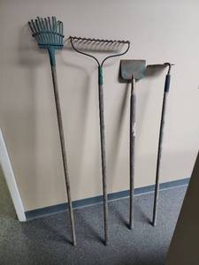lot 519 image: Collection of Long-handled Garden Tools - small head leaf rake, metal rake, and hoes