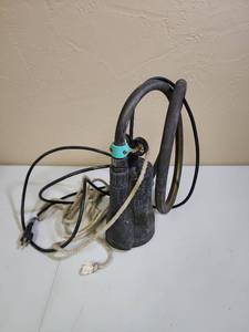 lot 572 image: Submersible Utility Pump with Rope Handle