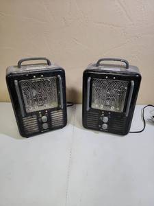 lot 575 image: Two Comfort Zone CZ798BK 1500W Space Heater - one of them is very dusty and will need a cleaning