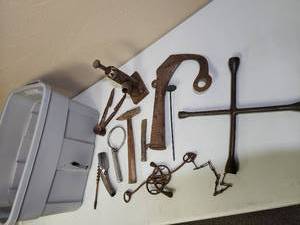 lot 581 image: Tub filled with old metal tools - majority heavy with patina